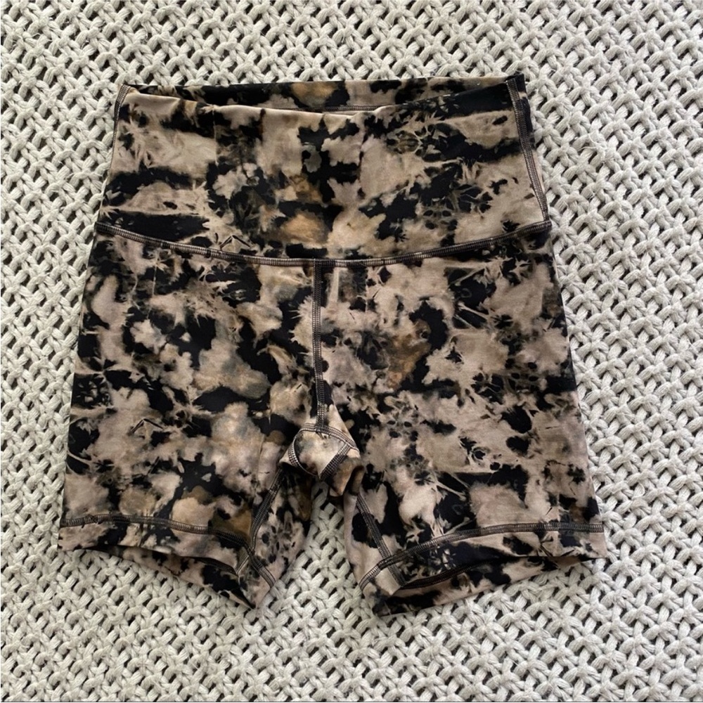 Lululemon athletica shorts size 8 used
Wunder train shorts